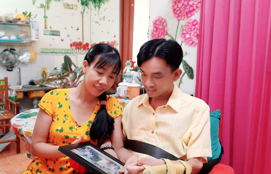 Vợ chồng anh Lâm cùng ôn lại kỷ niệm cũ qua những bức ảnh.