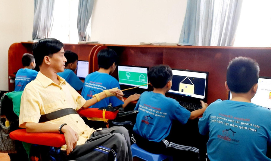 Một tiết dạy Tin học trên lớp của thầy giáo xe lăn.