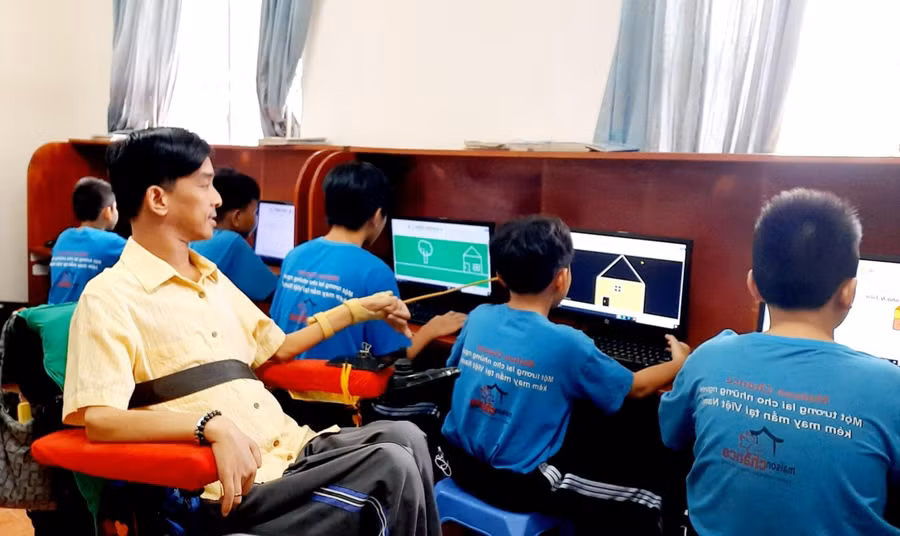 Một tiết dạy Tin học trên lớp của thầy giáo xe lăn.