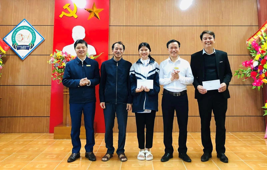 Trường THPT Nguyễn Đình Liễn chúc mừng, khen thưởng em Nguyễn Minh Thư vì giành giải cao trong Cuộc thi “Tuổi trẻ học tập và làm theo tư tưởng, đạo đức, phong cách Hồ Chí Minh” năm 2022.