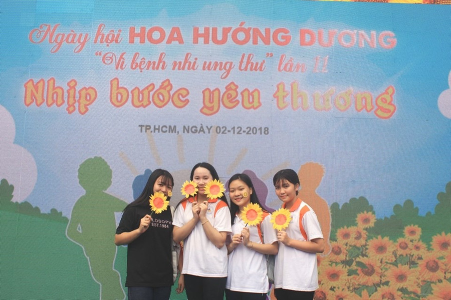 Học sinh của Trường THCS-THPT Đào Duy Anh (quận 6) tham gia ngày hội và mua những bông hoa ủng hộ gây quỹ