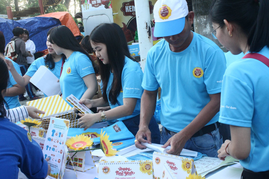 Các tình nguyện viên bán các sản phẩm gây quỹ tại ngày hội