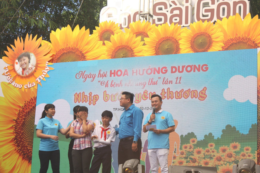 Người mẹ xúc động bật khóc khi con được Ban tổ chức trao tặng cánh tay robot