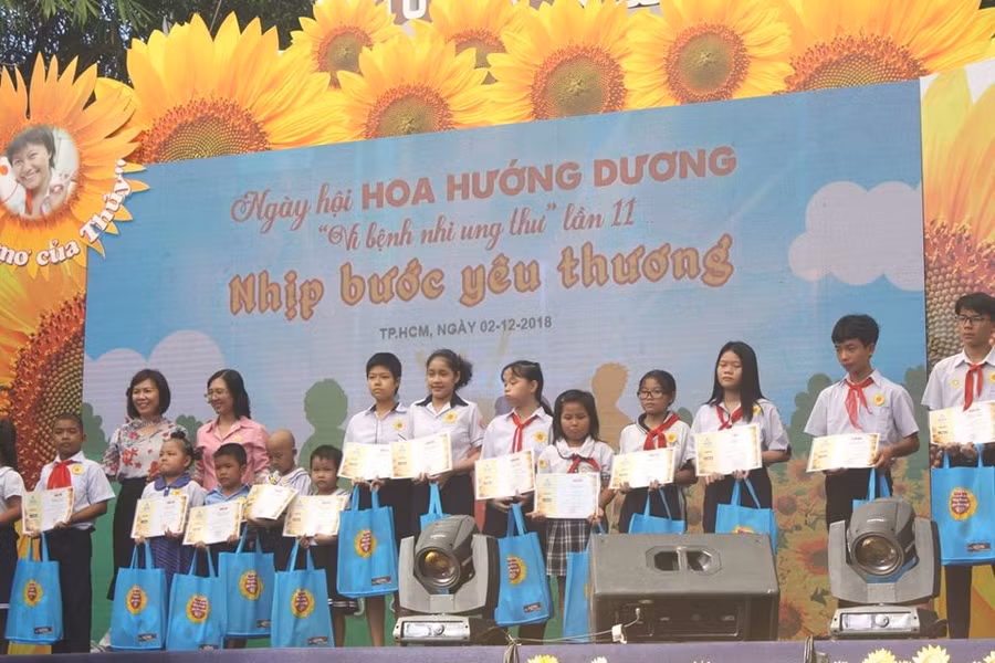 Những bệnh nhân nhi có hoàn cảnh khó khăn nhận các suất học bổng, phần quà ý nghĩa