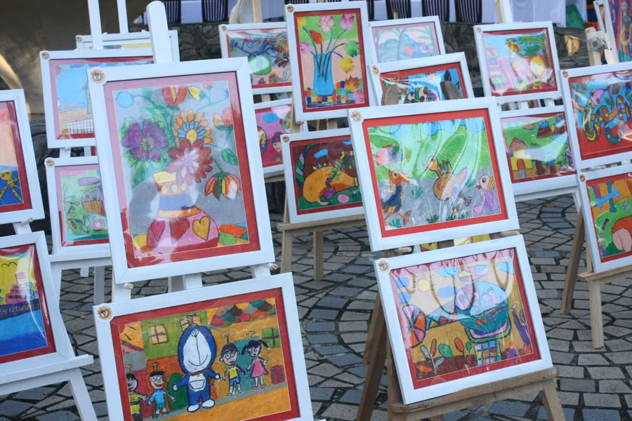 Khu triển lãm tranh của các em nhỏ tự vẽ