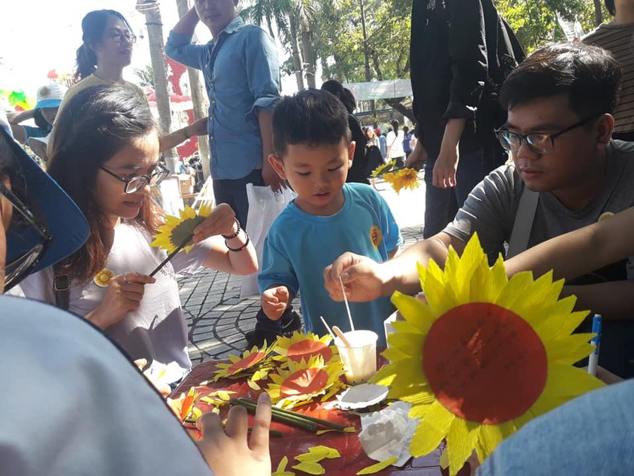 Cùng tự tay làm những bông hoa hướng dương tại ngày hội