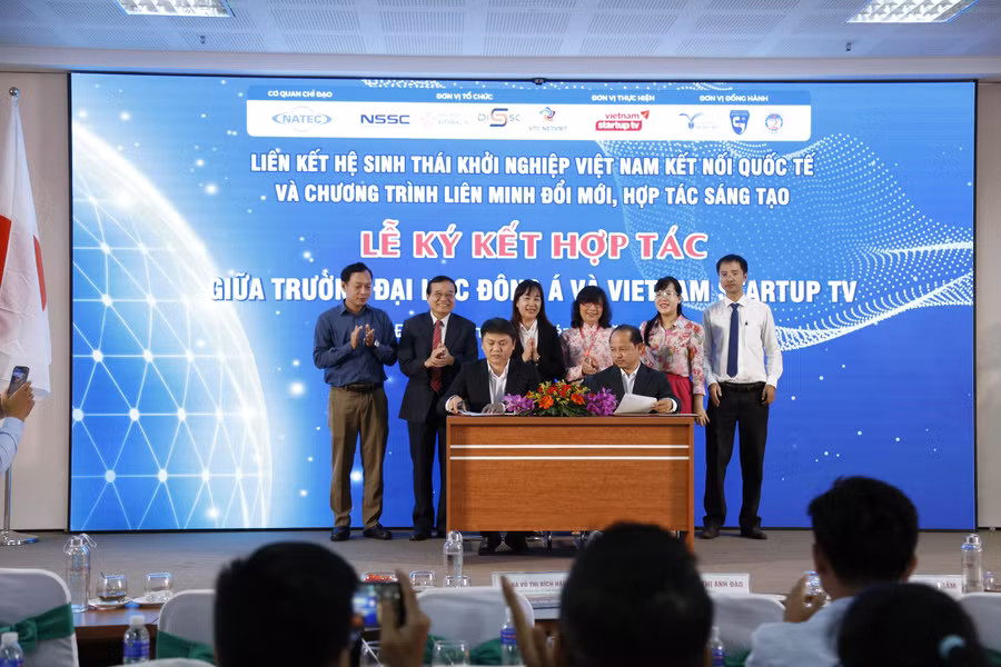 Trường ĐH Đông Á ký kết hợp tác phát triển hệ sinh thái khởi nghiệp trong môi trường sinh viên với Vietnam Startup TV. Trường ĐH Đông Á ký kết hợp tác phát triển hệ sinh thái khởi nghiệp trong môi trường sinh viên với Vietnam Startup TV.