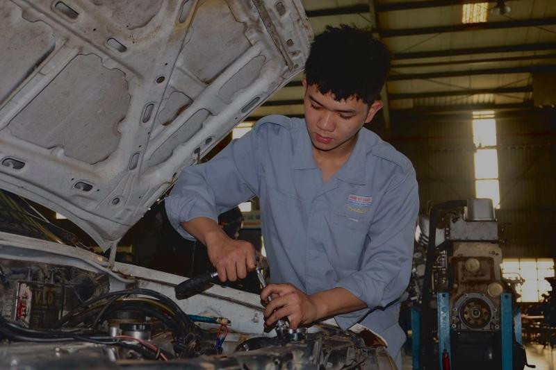 Sinh viên Trường CĐ Thaco (Quảng Nam) học thực hành tại xưởng trường.