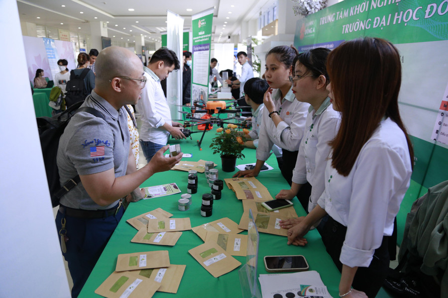Triển lãm sản phẩm khởi nghiệp của các doanh nghiệp trên địa bàn Đà Nẵng và cựu sinh viên Trường ĐH Đông Á. Triển lãm sản phẩm khởi nghiệp của các doanh nghiệp trên địa bàn Đà Nẵng và cựu sinh viên Trường ĐH Đông Á.