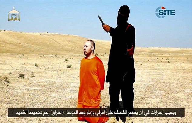 IS tung video chặt đầu nhà báo Mỹ thứ 2 ảnh 1 Challenge to Obama: The ISIS executioner taunts the President before he kills US journalist Steven Sotloff. He is thought to be the same militant who killed James Foley and tells the President Im back