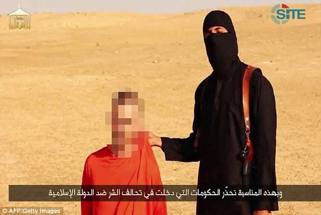 IS tung video chặt đầu nhà báo Mỹ thứ 2 ảnh 2 Threat to kill Briton next: A British hostage, who the Mail Online is not identifying, was brought on screen as ISIS militants said they would kill him next