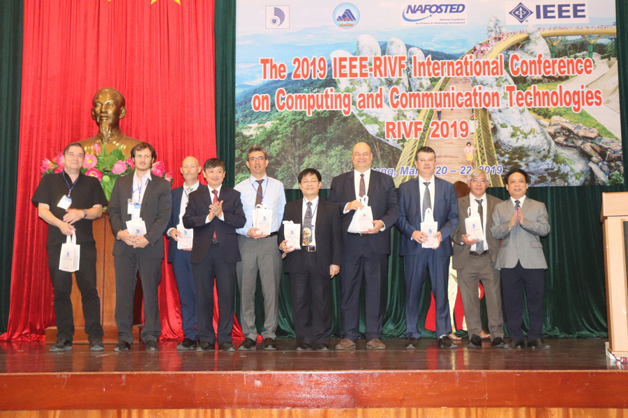 Ông Đặng Việt Dũng – Phó Chủ tịch UBND TP Đà Nẵng và PGS.TS Nguyễn Ngọc Vũ tặng quà lưu niệm cho ban tổ chức hội thảo.