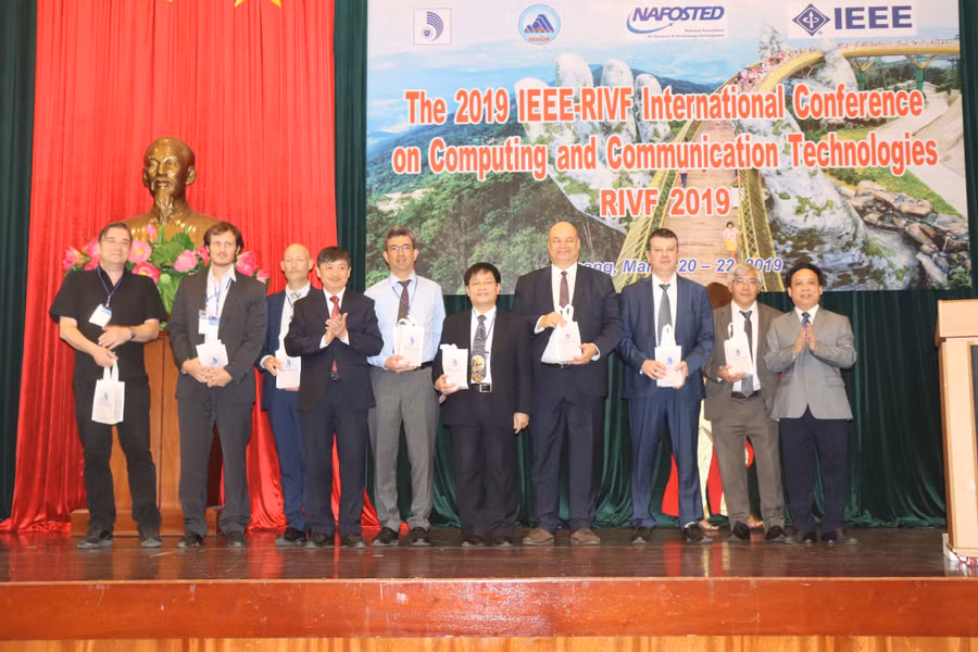 Ông Đặng Việt Dũng – Phó Chủ tịch UBND TP Đà Nẵng và PGS.TS Nguyễn Ngọc Vũ tặng quà lưu niệm cho ban tổ chức hội thảo.