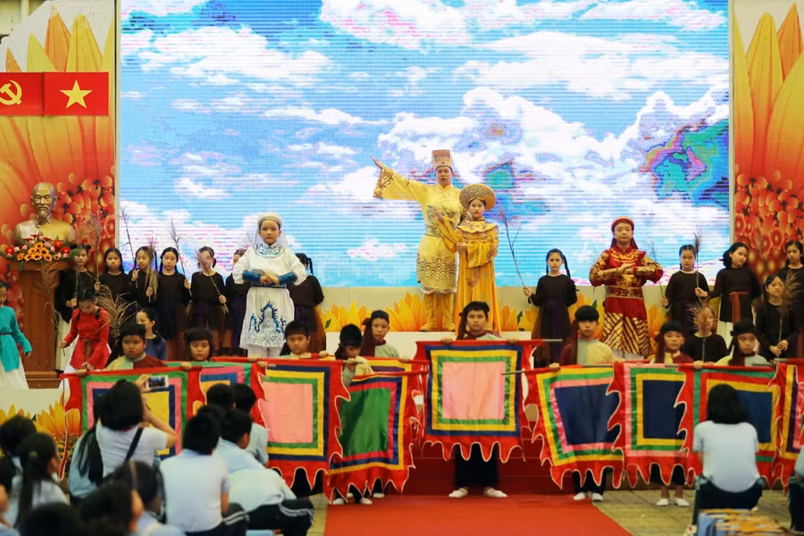 Một tiết mục văn nghệ của học sinh, giáo viên nhà trường