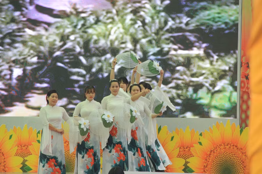 Tiết mục múa Bonjour Việt Nam mở màn cho buổi lễ