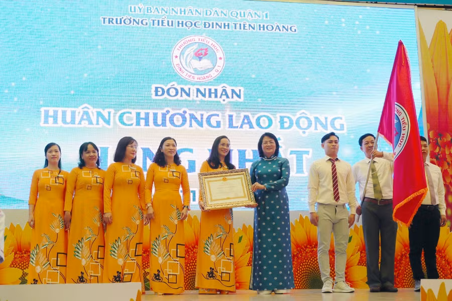 Phó Chủ tịch nước Đặng Thị Ngọc Thịnh trao Huân chương Lao động hạng Nhất cho Trường Tiểu học Đinh Tiên Hoàng. Ảnh Q.Liêm
