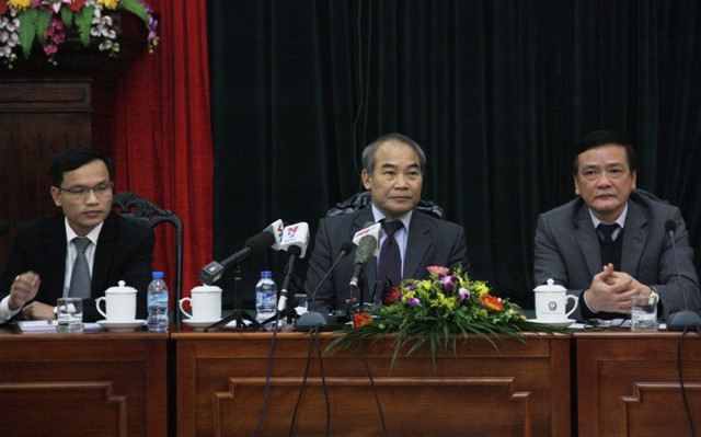 Thứ trưởng Nguyễn Vinh Hiển (giữa), Cục trưởng Mai Văn Trinh (trái) và Chánh Văn phòng Phạm Ngọc Phương lắng nghe ý kiến tại cuộc họp