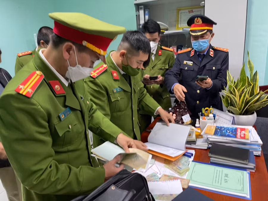 Lực lượng chức năng tiến hành khám xét nơi ở của các đối tượng.