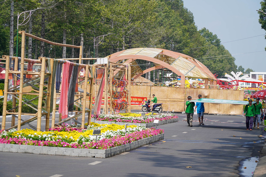 Công nhân đang hoàn tất những công đoạn chuẩn bị trước giờ khai mạc không gian đường hoa. Công nhân đang hoàn tất những công đoạn chuẩn bị trước giờ khai mạc không gian đường hoa.