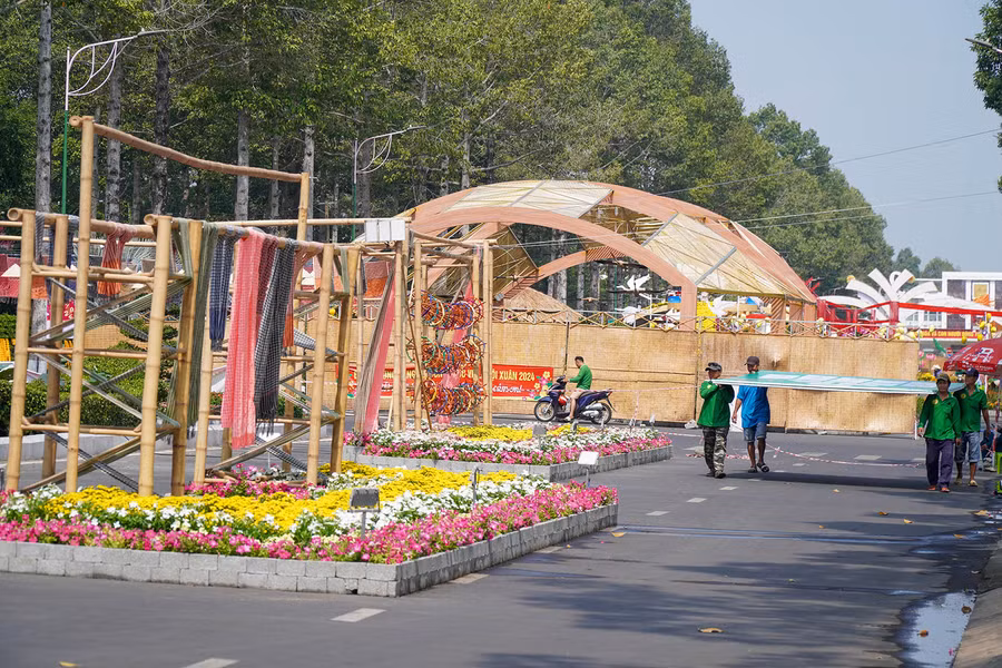 Công nhân đang hoàn tất những công đoạn chuẩn bị trước giờ khai mạc không gian đường hoa.