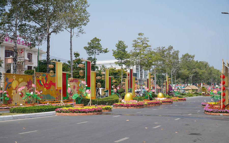 Các tiểu cảnh ngập tràn các loại hoa và các họa tiết trang trí mang dấu ấn riêng của vùng đất Đồng Tháp. Các tiểu cảnh ngập tràn các loại hoa và các họa tiết trang trí mang dấu ấn riêng của vùng đất Đồng Tháp.