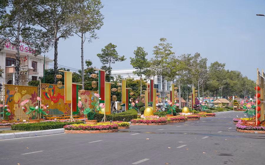 Các tiểu cảnh ngập tràn các loại hoa và các họa tiết trang trí mang dấu ấn riêng của vùng đất Đồng Tháp.