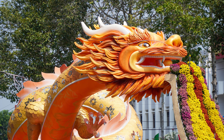 Linh vật rồng phun hoa ngay đầu đường hoa xuân của TP Cao Lãnh. Linh vật rồng phun hoa ngay đầu đường hoa xuân của TP Cao Lãnh.