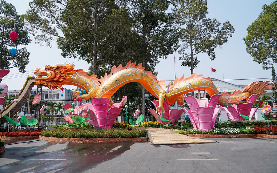 Biểu tượng rồng bay trên những đóa hoa sen hồng chuyển tải ý nghĩa và thông điệp mong ước cho một năm mới thịnh vượng, sung túc và hạnh phúc. Biểu tượng rồng bay trên những đóa hoa sen hồng chuyển tải ý nghĩa và thông điệp mong ước cho một năm mới thịnh vượng, sung túc và hạnh phúc.