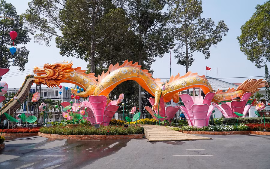 Biểu tượng rồng bay trên những đóa hoa sen hồng chuyển tải ý nghĩa và thông điệp mong ước cho một năm mới thịnh vượng, sung túc và hạnh phúc.