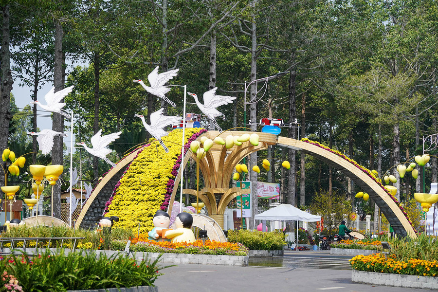 Sự kết hợp hài hòa giữa các loài hoa và họa tiết chim Sếu đầu đỏ tạo nên điểm nhấn cho không gian đường hoa. Sự kết hợp hài hòa giữa các loài hoa và họa tiết chim Sếu đầu đỏ tạo nên điểm nhấn cho không gian đường hoa.