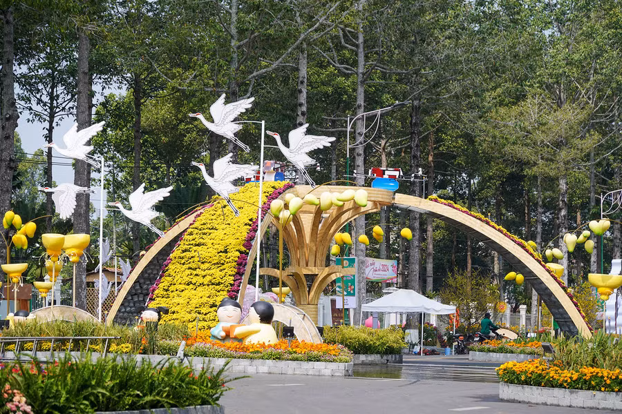 Sự kết hợp hài hòa giữa các loài hoa và họa tiết chim Sếu đầu đỏ tạo nên điểm nhấn cho không gian đường hoa.