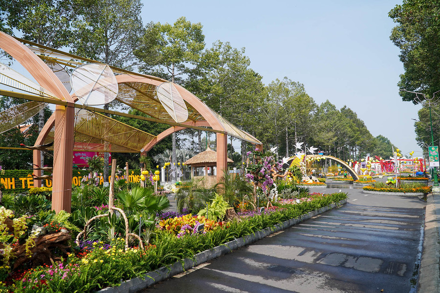 Hoa và chim Sếu đầu đỏ là điểm nhấn của đường hoa. Hoa và chim Sếu đầu đỏ là điểm nhấn của đường hoa.