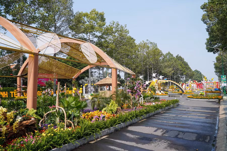 Hoa và chim Sếu đầu đỏ là điểm nhấn của đường hoa.