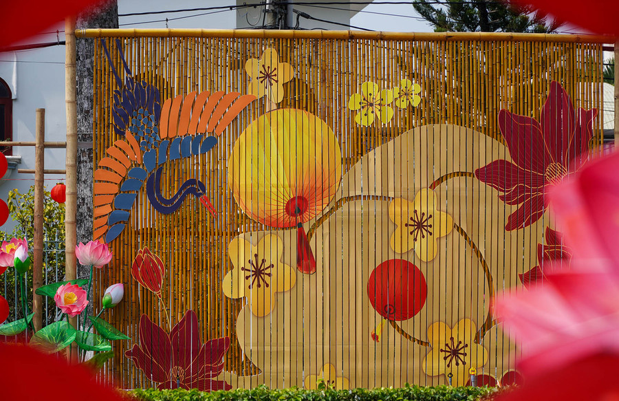 Mỗi họa tiết trang trí tại đường hoa đều mang dấu ấn riêng của vùng Đất Sen hồng. Mỗi họa tiết trang trí tại đường hoa đều mang dấu ấn riêng của vùng Đất Sen hồng.