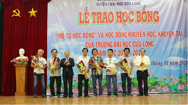 Tặng hoa tri ân tại buổi trao học bổng Tặng hoa tri ân tại buổi trao học bổng