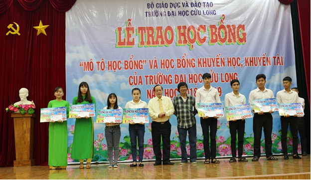 Nhà văn Đoàn Thạch Biền và Thạc sĩ Nguyễn Cao Đạt - Phó Hiệu trưởng, Chủ tịch Hội khuyến học Trường ĐH Cửu Long trao học bổng khuyến học, khuyến tài cho SV Nhà văn Đoàn Thạch Biền và Thạc sĩ Nguyễn Cao Đạt - Phó Hiệu trưởng, Chủ tịch Hội khuyến học Trường ĐH Cửu Long trao học bổng khuyến học, khuyến tài cho SV