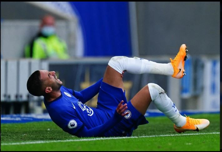 Ziyech tỏ ra rất đau đớn khi tự gây ra chấn thương.