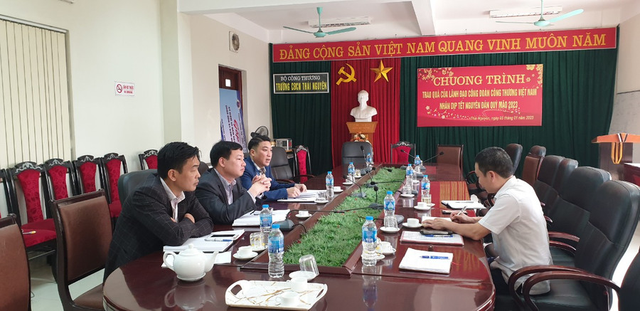 Ông Nguyễn Tiến Luật (giữa), Phó Hiệu trưởng trường Cao đẳng Công nghiệp Thái Nguyên - cung cấp thông tin cho phóng viên Báo Giáo dục và Thời đại. Ông Nguyễn Tiến Luật (giữa), Phó Hiệu trưởng trường Cao đẳng Công nghiệp Thái Nguyên - cung cấp thông tin cho phóng viên Báo Giáo dục và Thời đại.