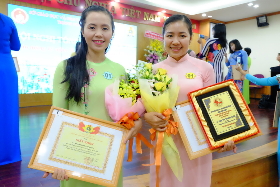 Cô giáo Phạm Thị Thanh Nhung (bên trái) cùng cô giáo Diệp Thị Thanh Thảo tại lễ tổng kết và trao giải cuộc thi