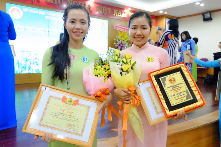 Cô giáo Phạm Thị Thanh Nhung (bên trái) cùng cô giáo Diệp Thị Thanh Thảo tại lễ tổng kết và trao giải cuộc thi