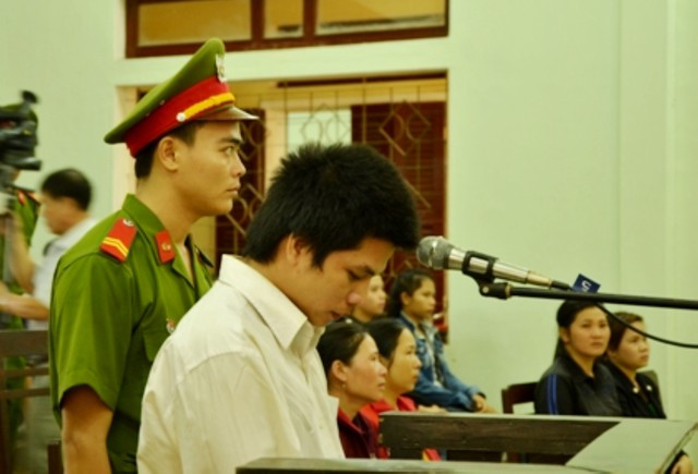 Giọt nước mắt nhân từ của người vợ 4 lần bị chồng ép uống thuốc độc ảnh 1 Bị cáo Lạnh tại tòa