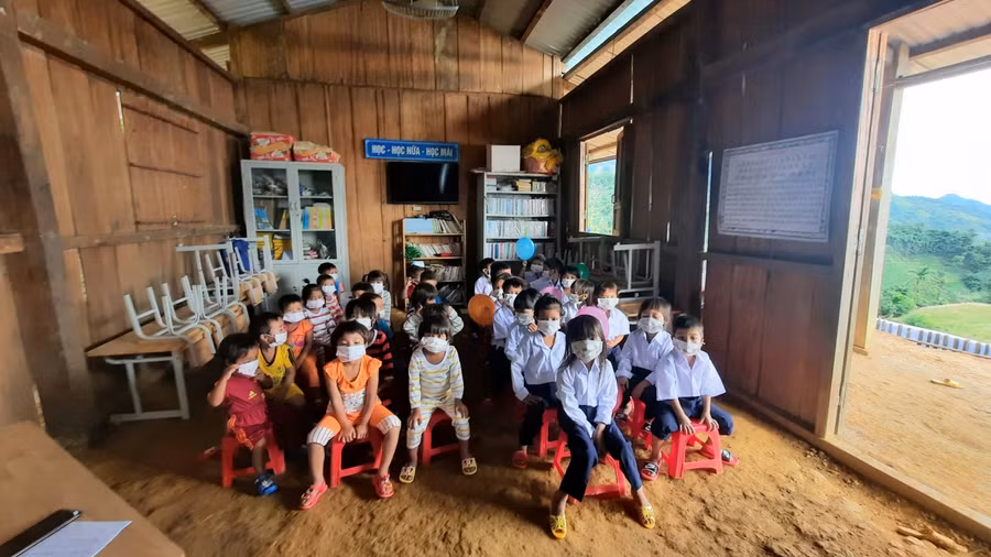 Năm học mới bắt đầu tại điểm trường trên đỉnh Ngọc Linh quanh năm mây phủ