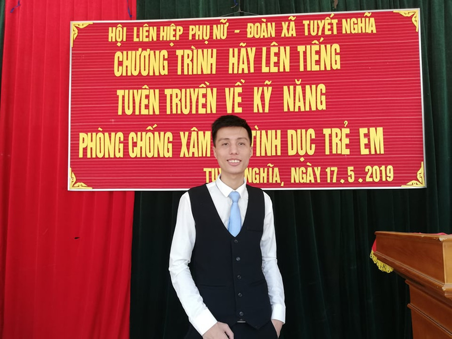 Anh Đỗ Quý Tòng chia sẻ với các em học sinh về phòng chống xâm hại trẻ em Anh Đỗ Quý Tòng chia sẻ với các em học sinh về phòng chống xâm hại trẻ em