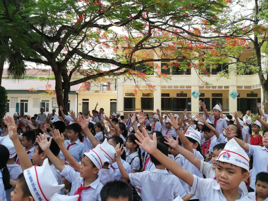 Học sinh hăng hái giơ tay phát biểu tại chương trình Học sinh hăng hái giơ tay phát biểu tại chương trình