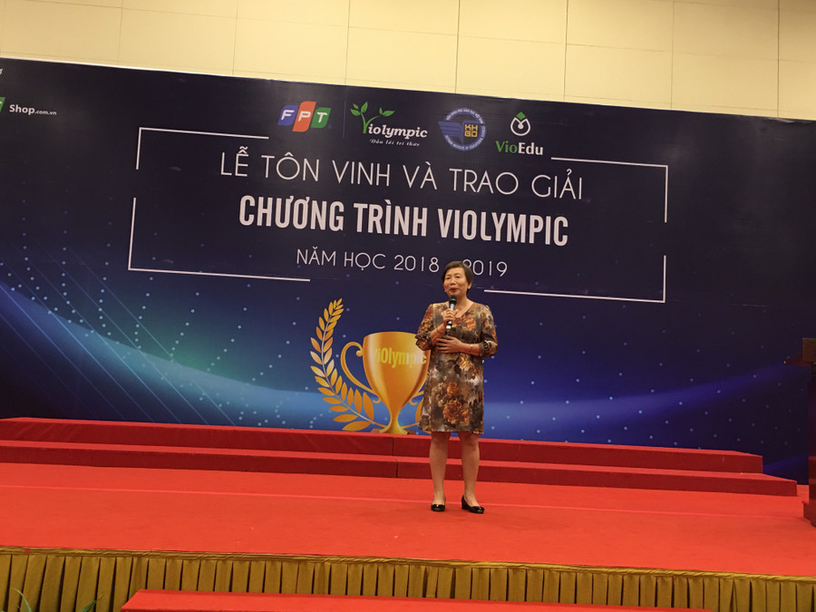 Bà Trương Thanh Thanh, Giám đốc Trách nhiệm Xã hội FPT phát biểu tại Lễ tôn vinh trao giải