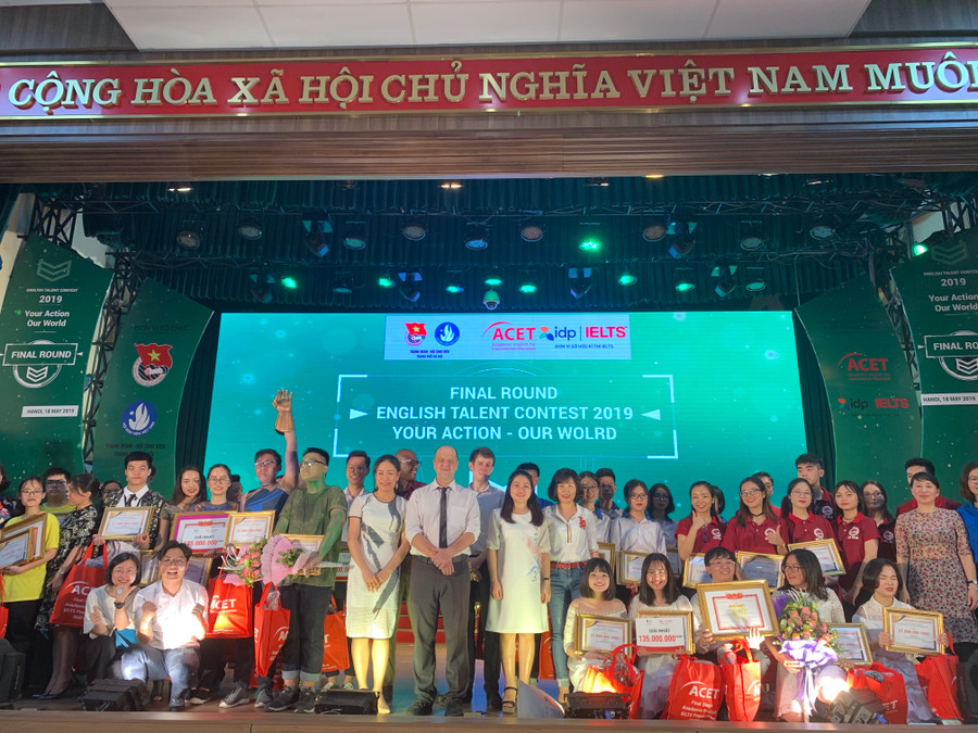 Các đội đoạt giải cùng chúp ảnh lưu niệm Các đội đoạt giải cùng chúp ảnh lưu niệm