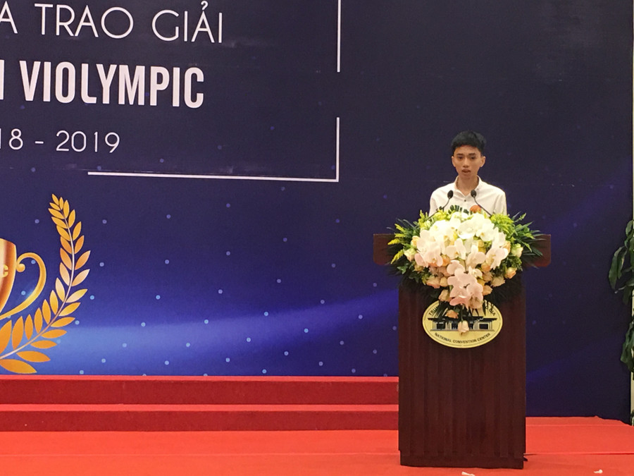 Em Huỳnh Hiếu Lộc, HS lớp 9 trường THCS Vĩnh Kim, Châu Thành, Tiền Giang phát biểu cảm xúc của mình trước khi nhạn giải thưởng