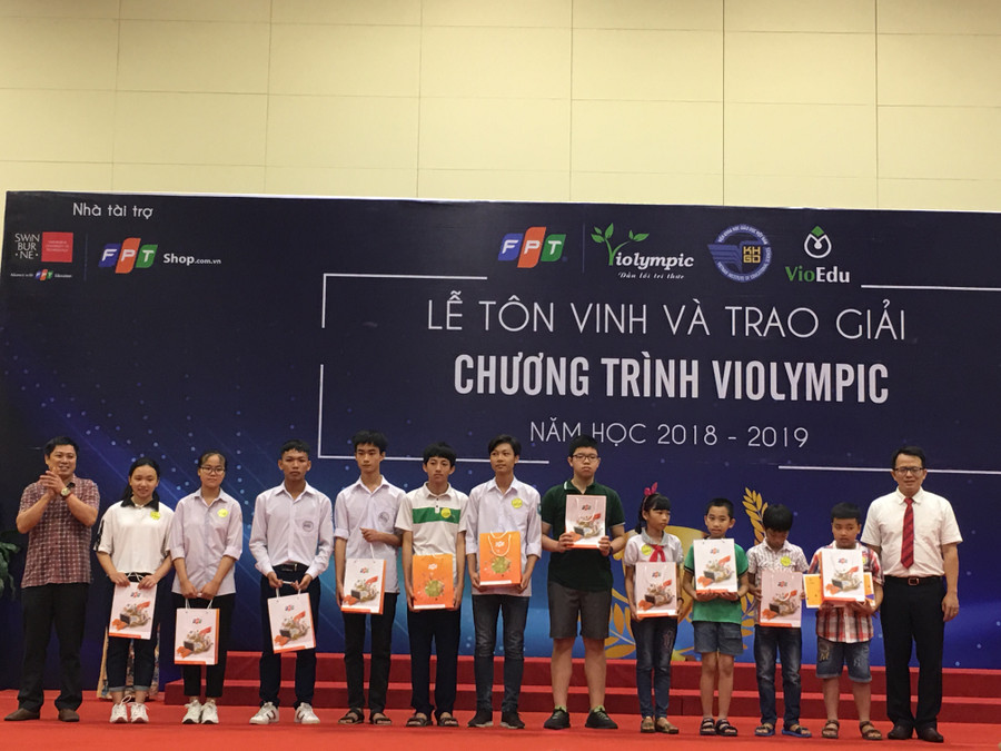 Các em HS nhận được giải thưởng Violympic