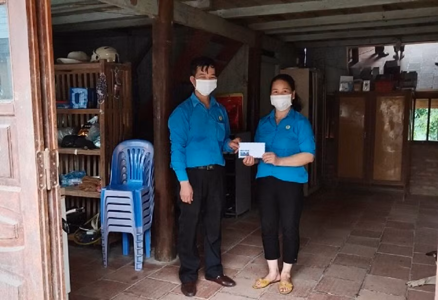 LĐLĐ huyện Thạch An đến thăm hỏi, trao tiền hỗ trợ 1.000.000 đồng cho đoàn viên chịu ảnh hưởng dịch bệnh Covid–19 (Nguồn: VP LĐLĐ tỉnh Cao Bằng).