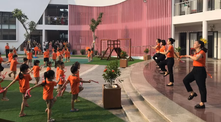Giờ thể dục của trẻ Trường Mầm non Tuổi thơ, Hà Nội.